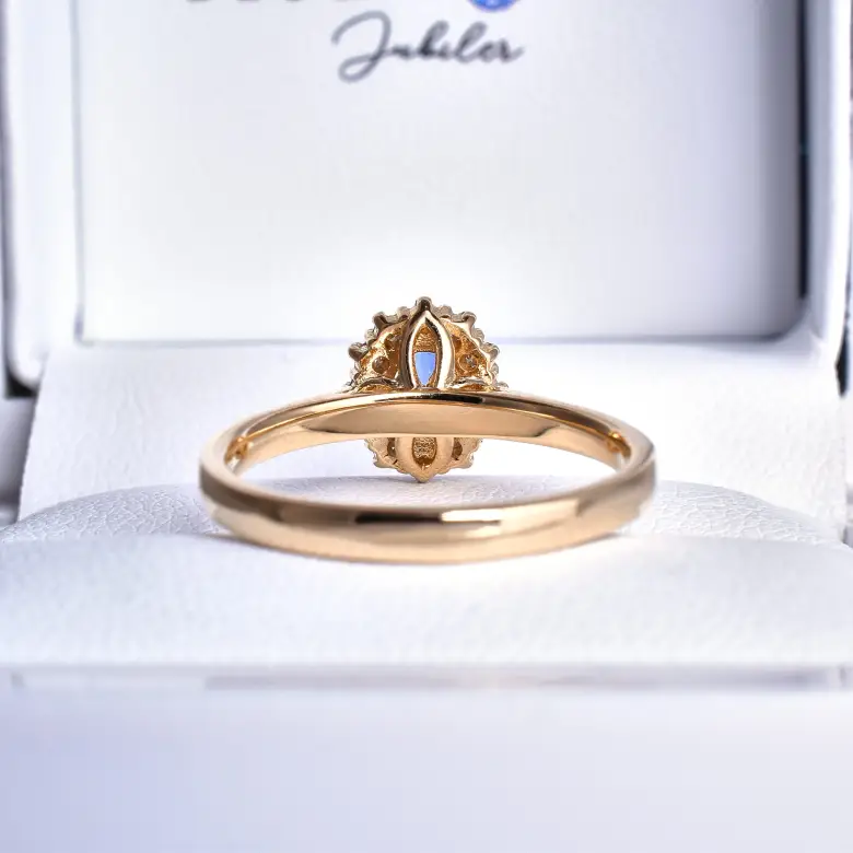 Pierścionek zaręczynowy z szafirem